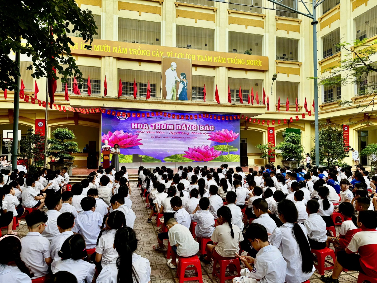 A group of people sitting in chairs in front of a large building

AI-generated content may be incorrect.