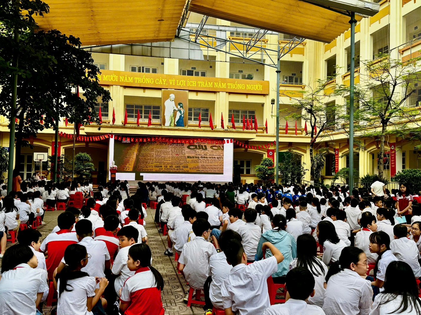 A group of people in white shirts

AI-generated content may be incorrect.