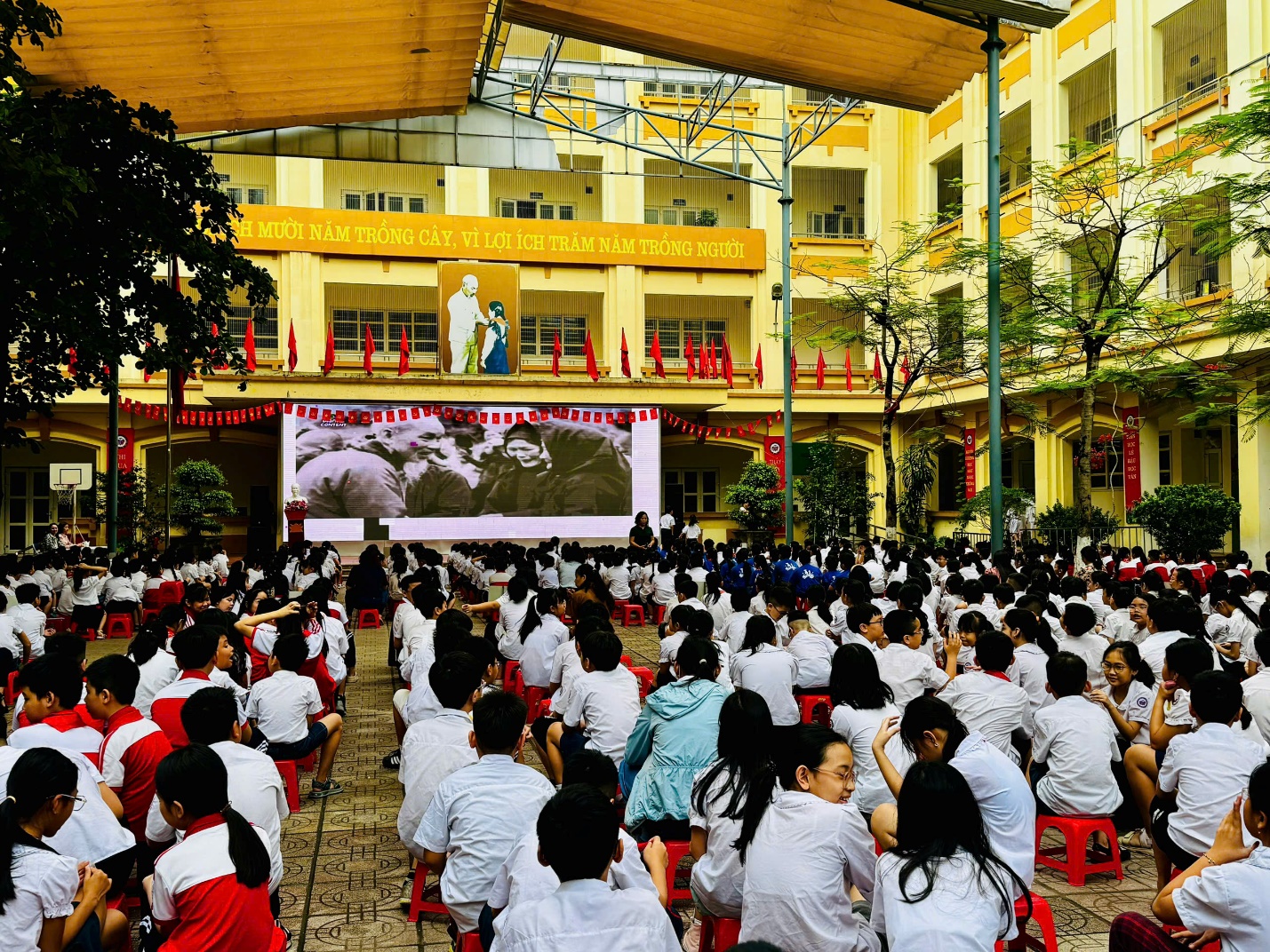 A group of people sitting in a courtyard

AI-generated content may be incorrect.