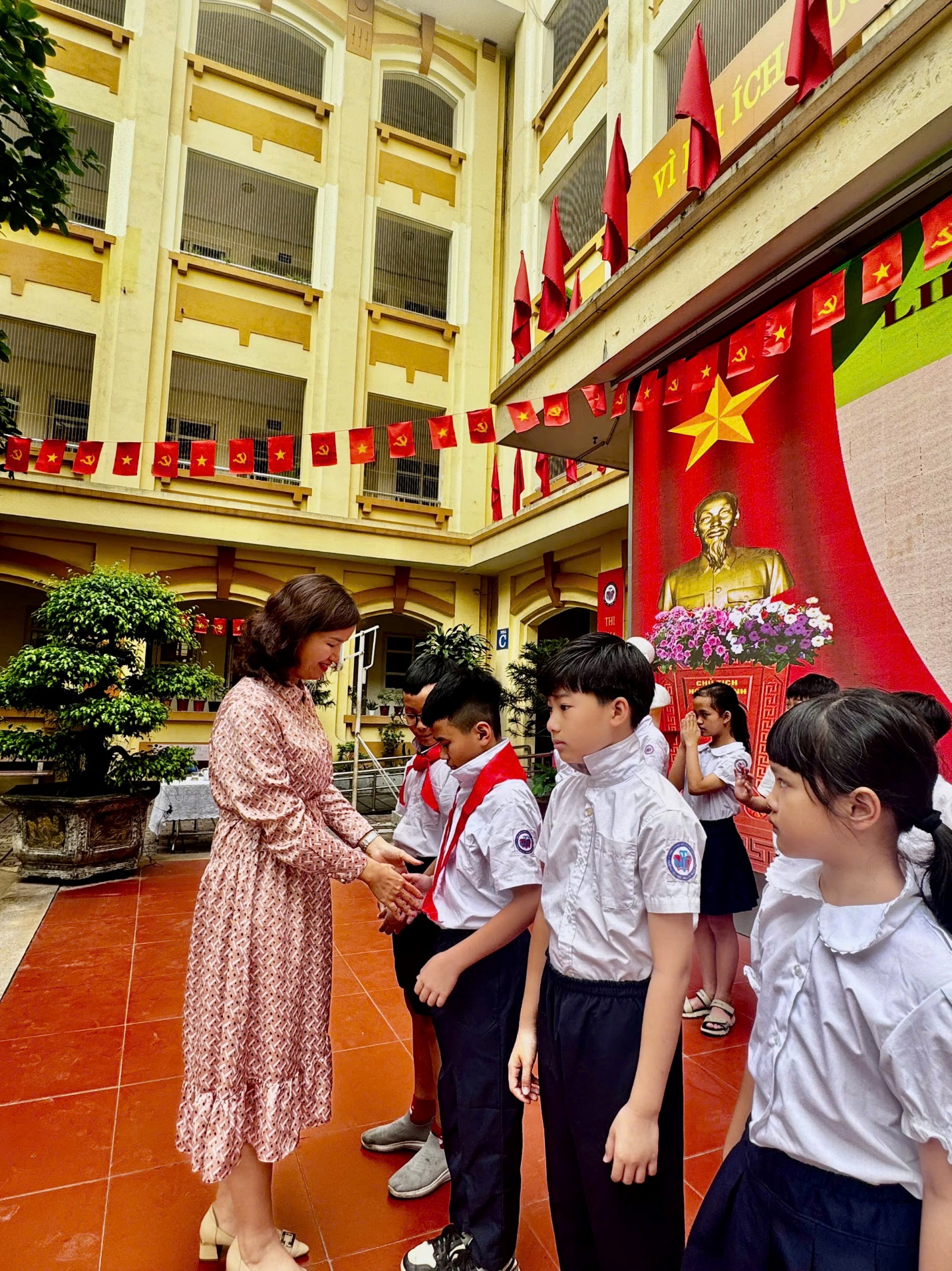 A person shaking hands with a group of children

AI-generated content may be incorrect.