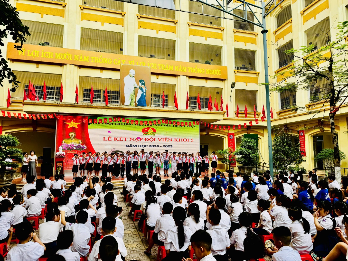 A group of people in a building

AI-generated content may be incorrect.