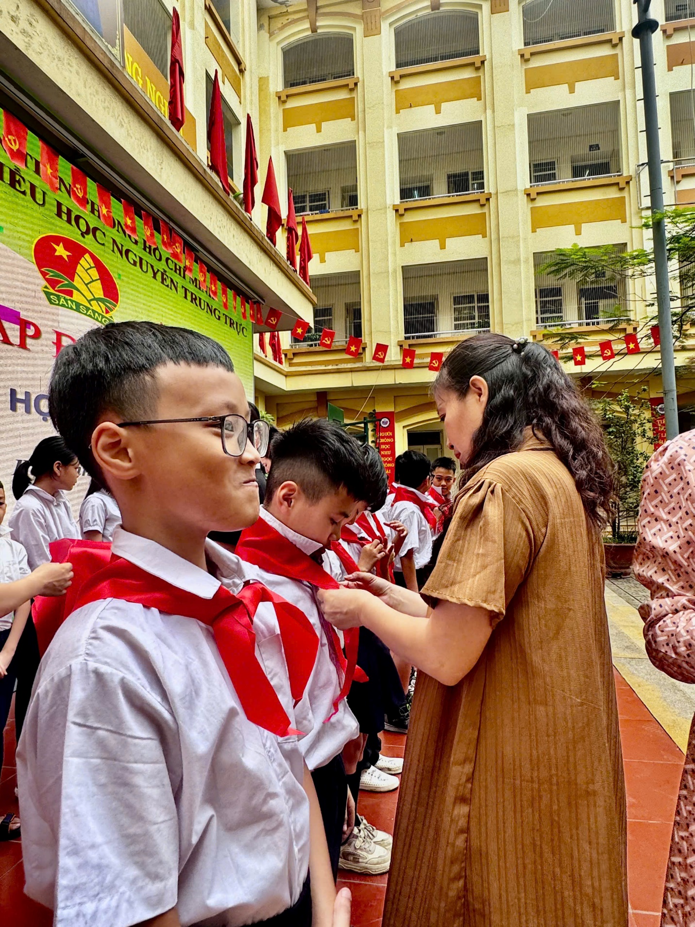 A group of people in a courtyard

AI-generated content may be incorrect.