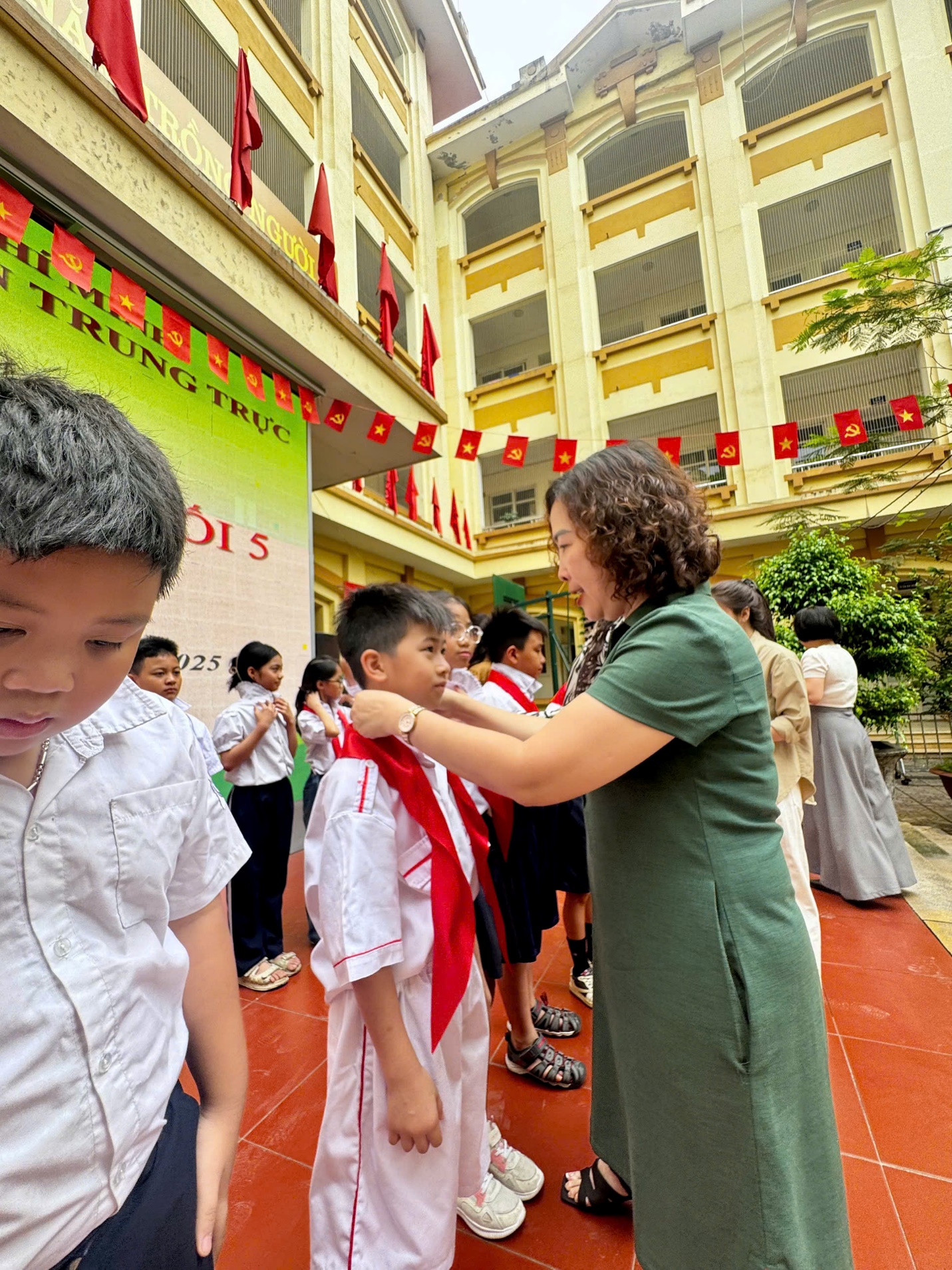 A person tying a shirt on a child

AI-generated content may be incorrect.