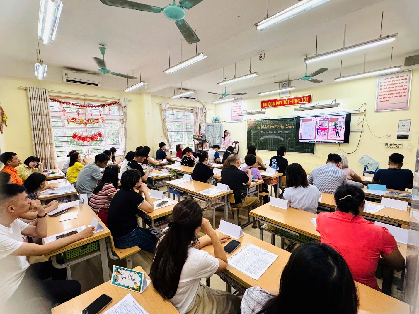 A group of people sitting in a classroom

AI-generated content may be incorrect.