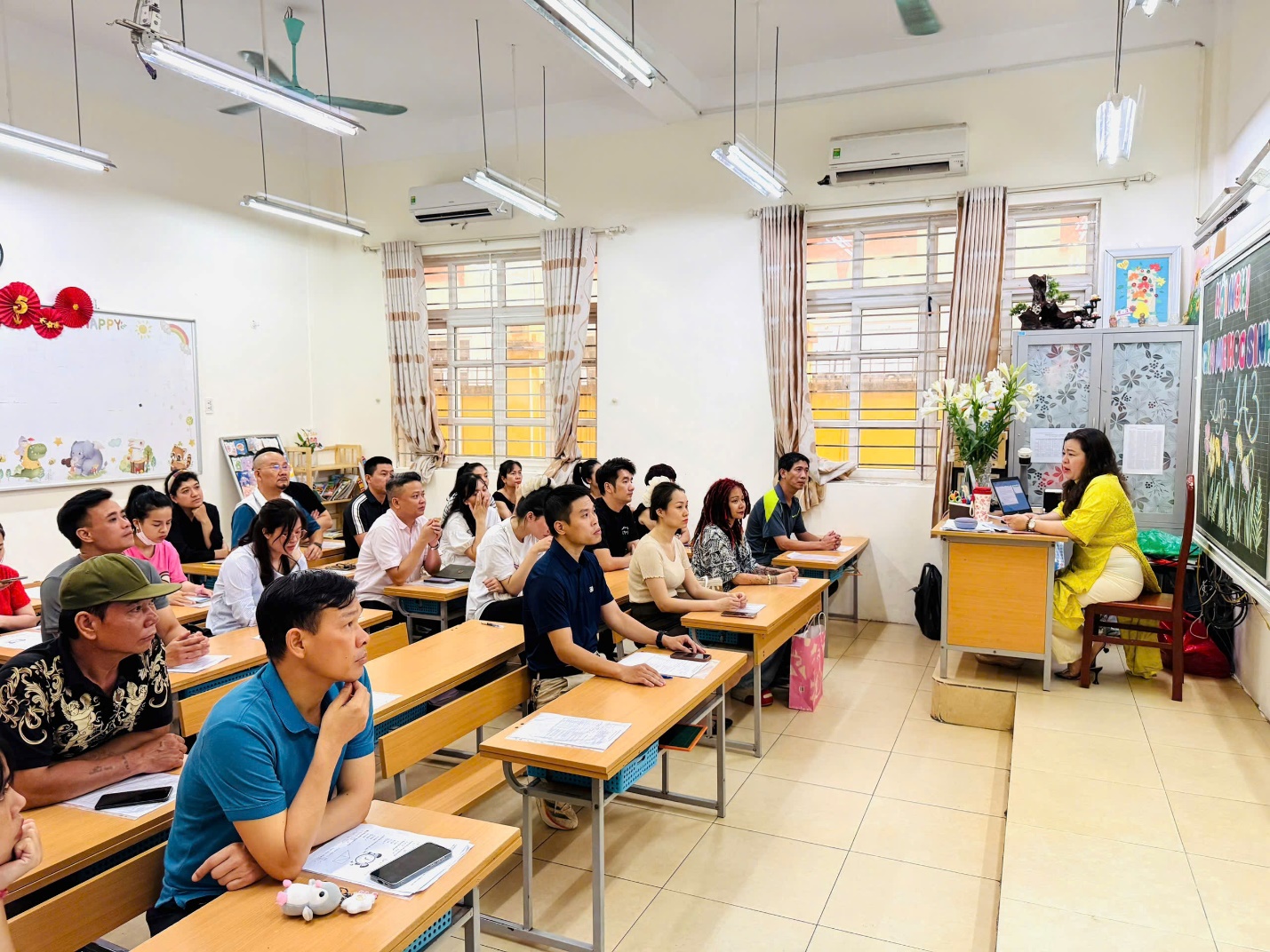 A group of people sitting in a classroom

AI-generated content may be incorrect.