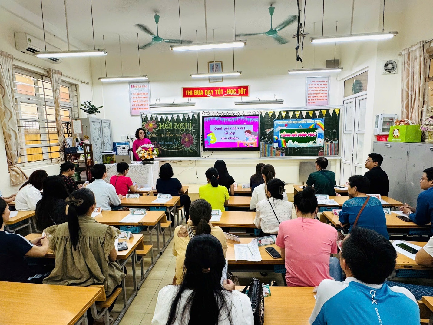 A group of people in a classroom

AI-generated content may be incorrect.