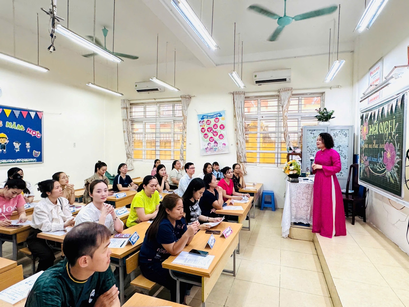 A person standing in front of a group of people seated in a classroom

AI-generated content may be incorrect.