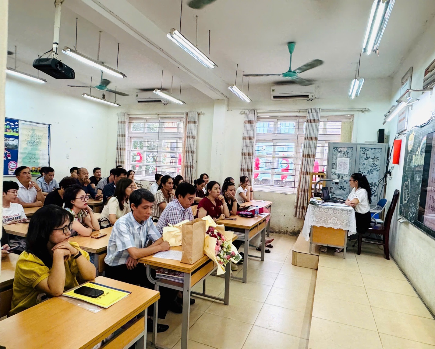 A group of people sitting in a classroom

AI-generated content may be incorrect.