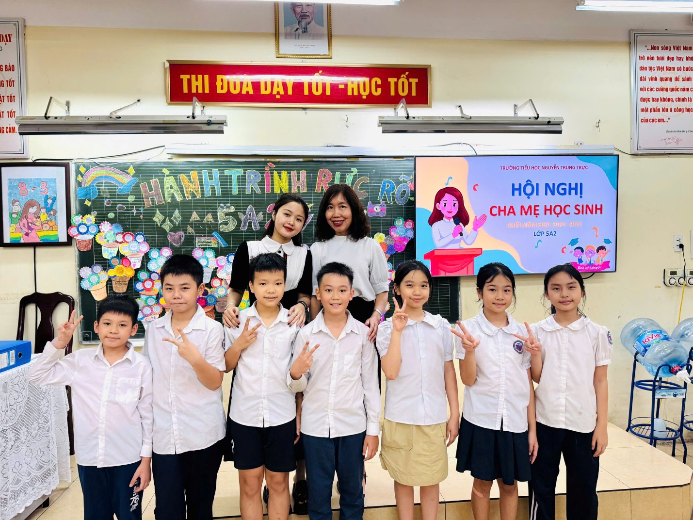 A group of children in a classroom

AI-generated content may be incorrect.