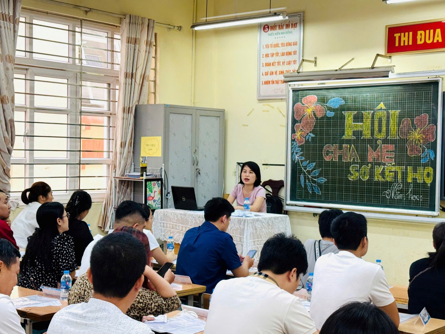 A group of people sitting at tables in a classroom

AI-generated content may be incorrect.
