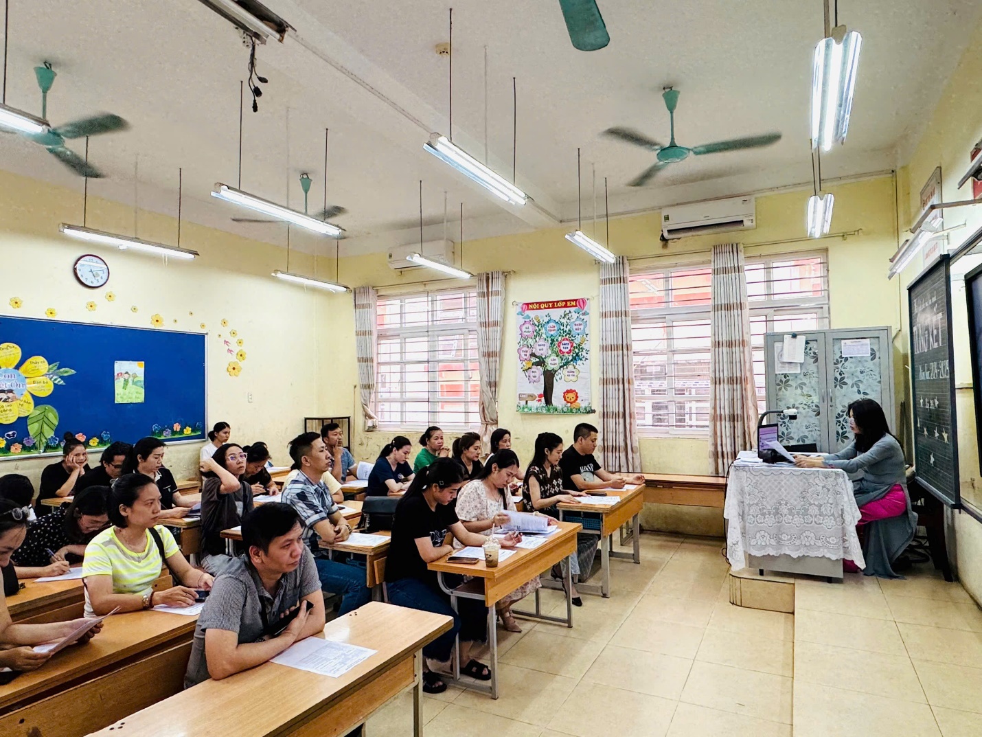 A group of people in a classroom

AI-generated content may be incorrect.