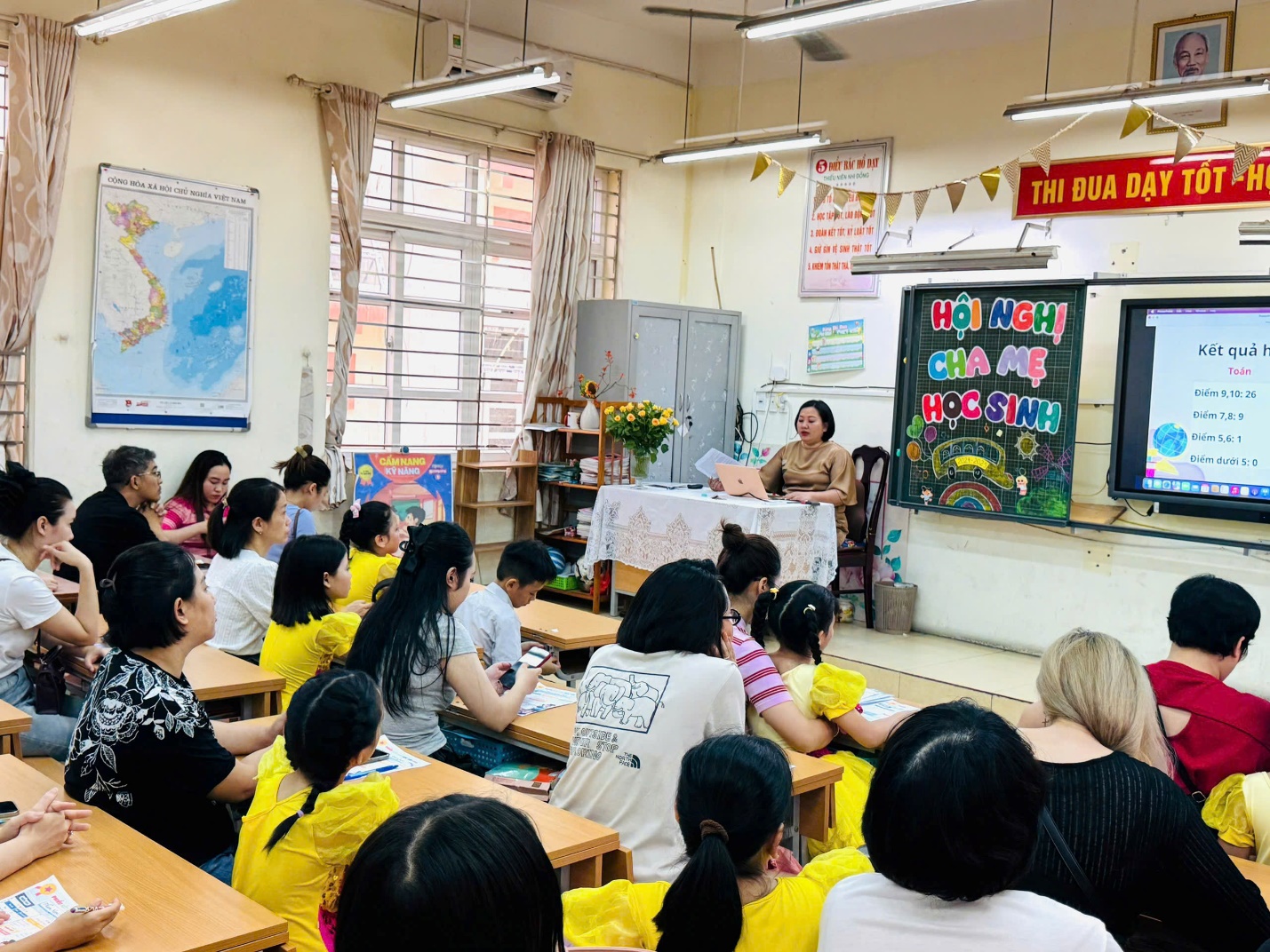 A person standing in front of a group of people in a classroom

AI-generated content may be incorrect.