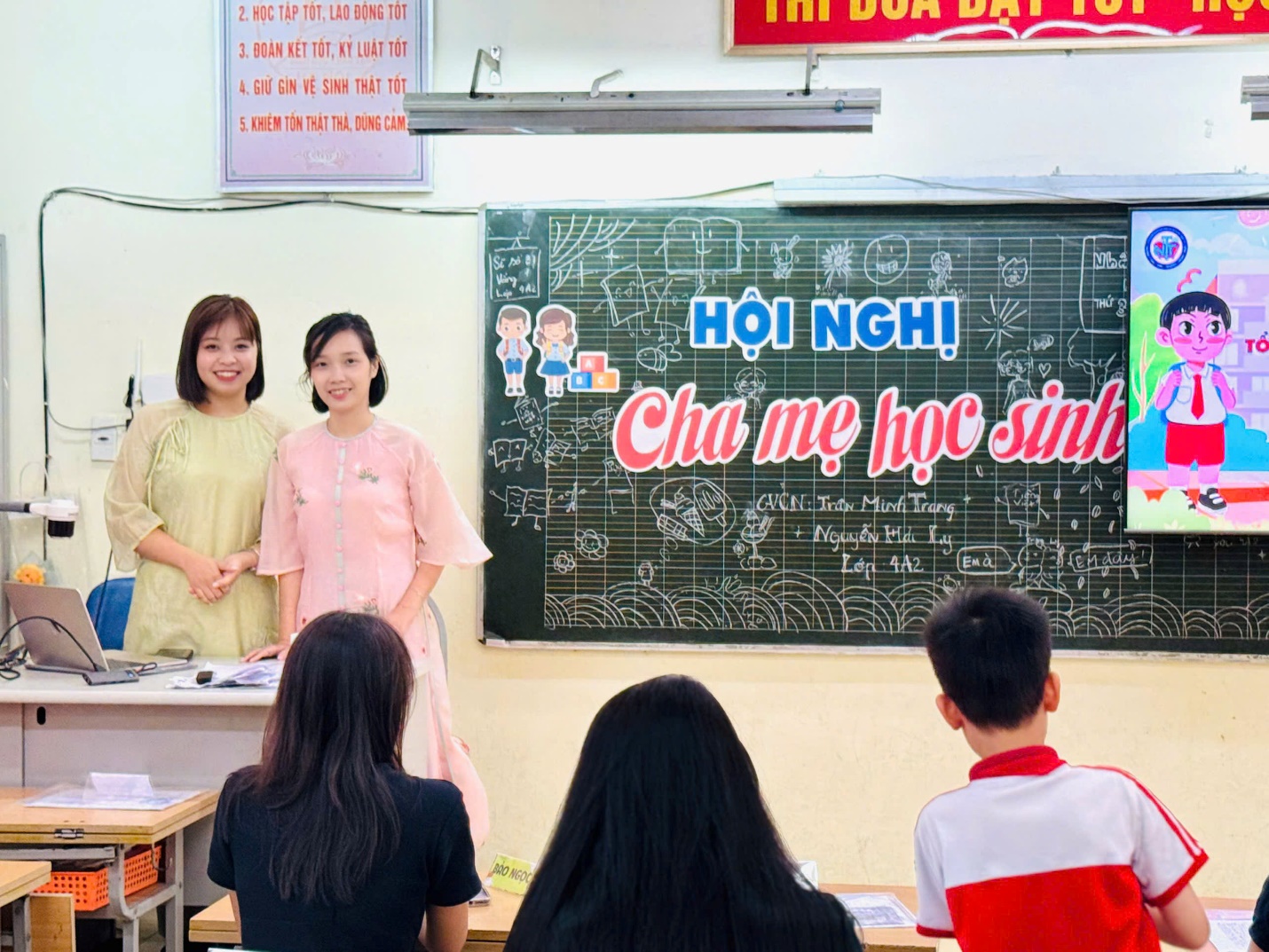 A group of people in a classroom

AI-generated content may be incorrect.