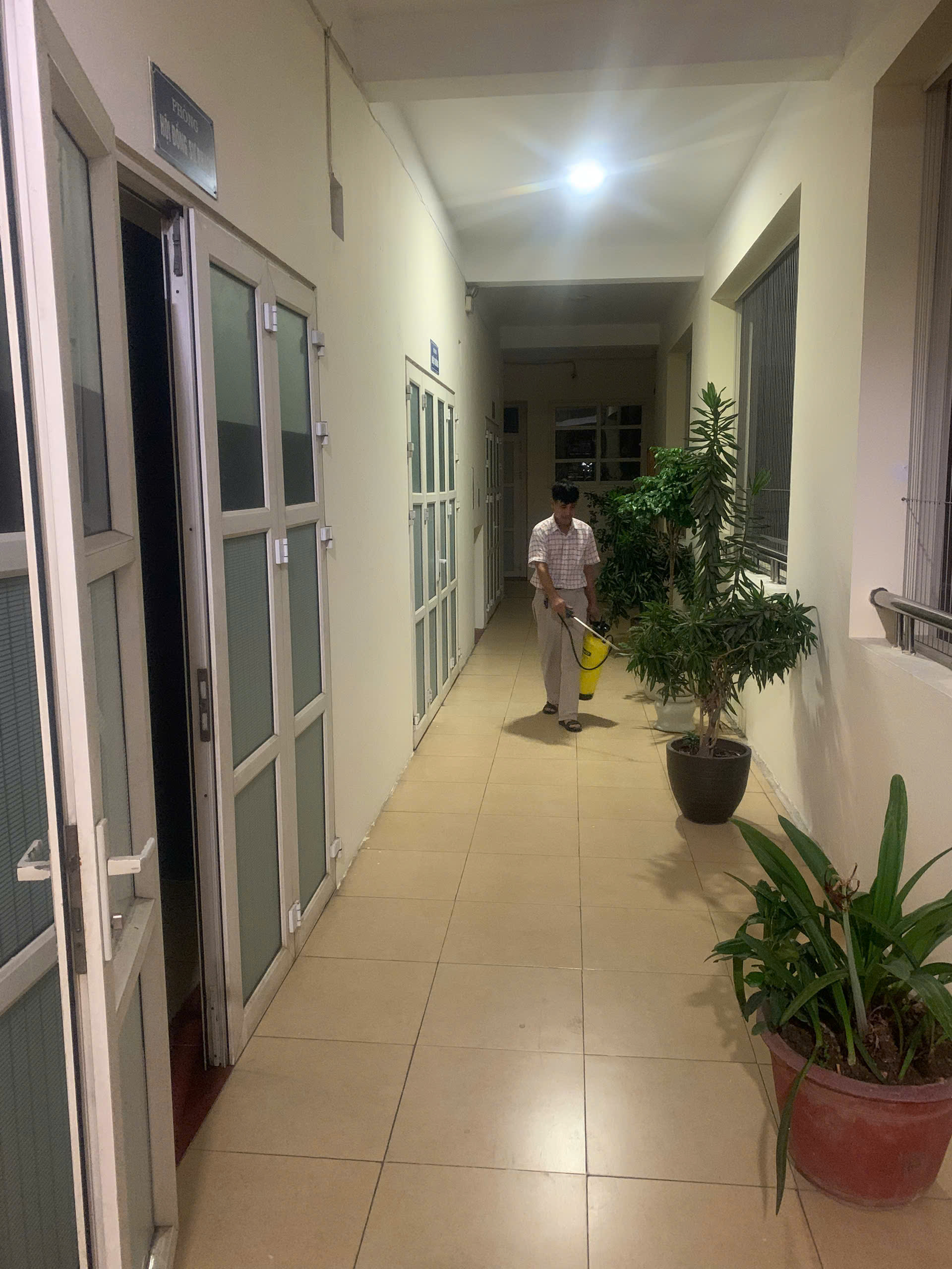 A person walking in a hallway

AI-generated content may be incorrect.