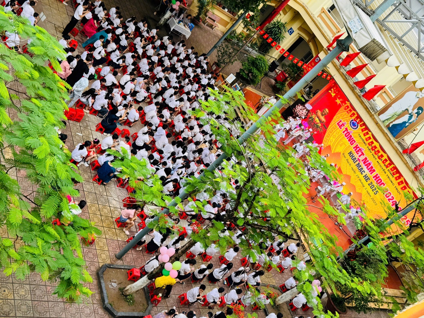 A group of people sitting in a courtyard

AI-generated content may be incorrect.