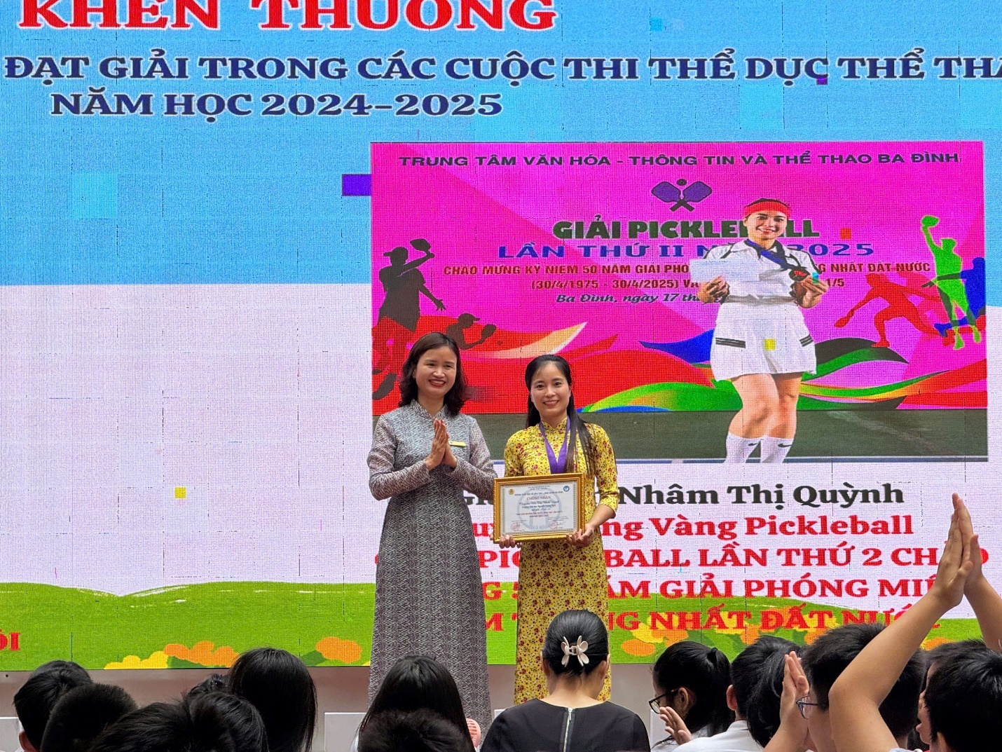 A group of women standing on a stage

AI-generated content may be incorrect.