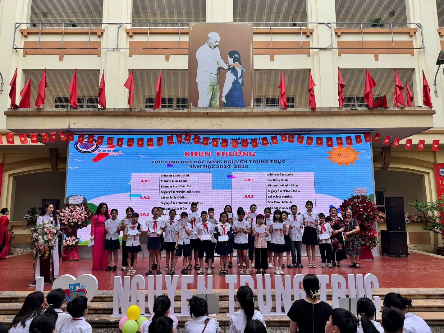 A group of children on a stage

AI-generated content may be incorrect.