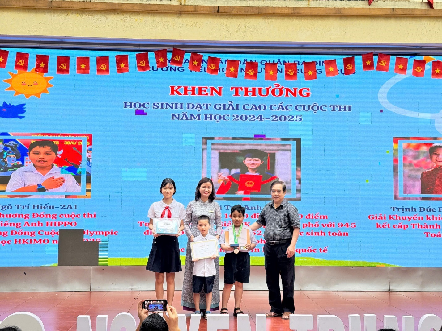 A group of people standing in front of a large screen

AI-generated content may be incorrect.