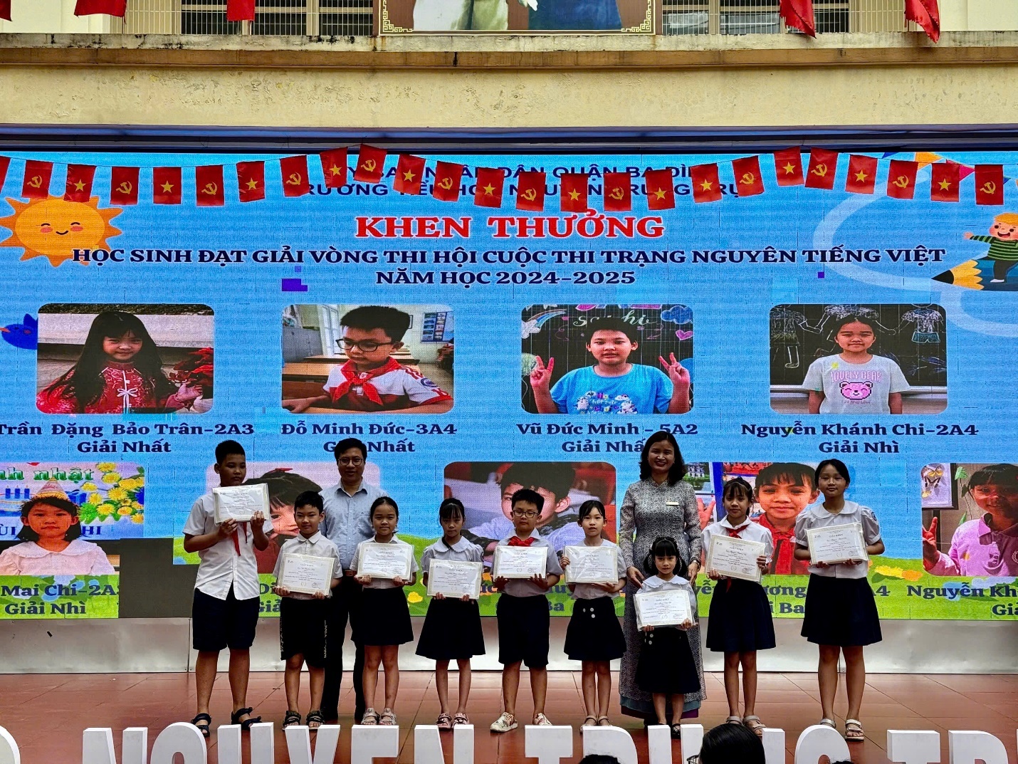 A group of people holding certificates

AI-generated content may be incorrect.