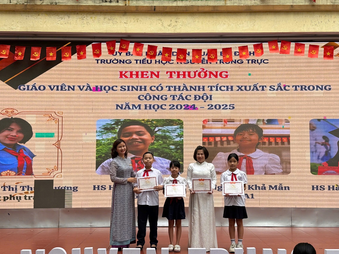 A group of people standing in front of a large screen

AI-generated content may be incorrect.