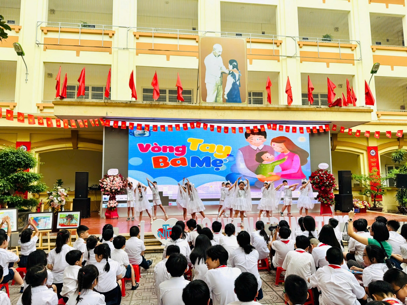 A group of children on a stage

AI-generated content may be incorrect.