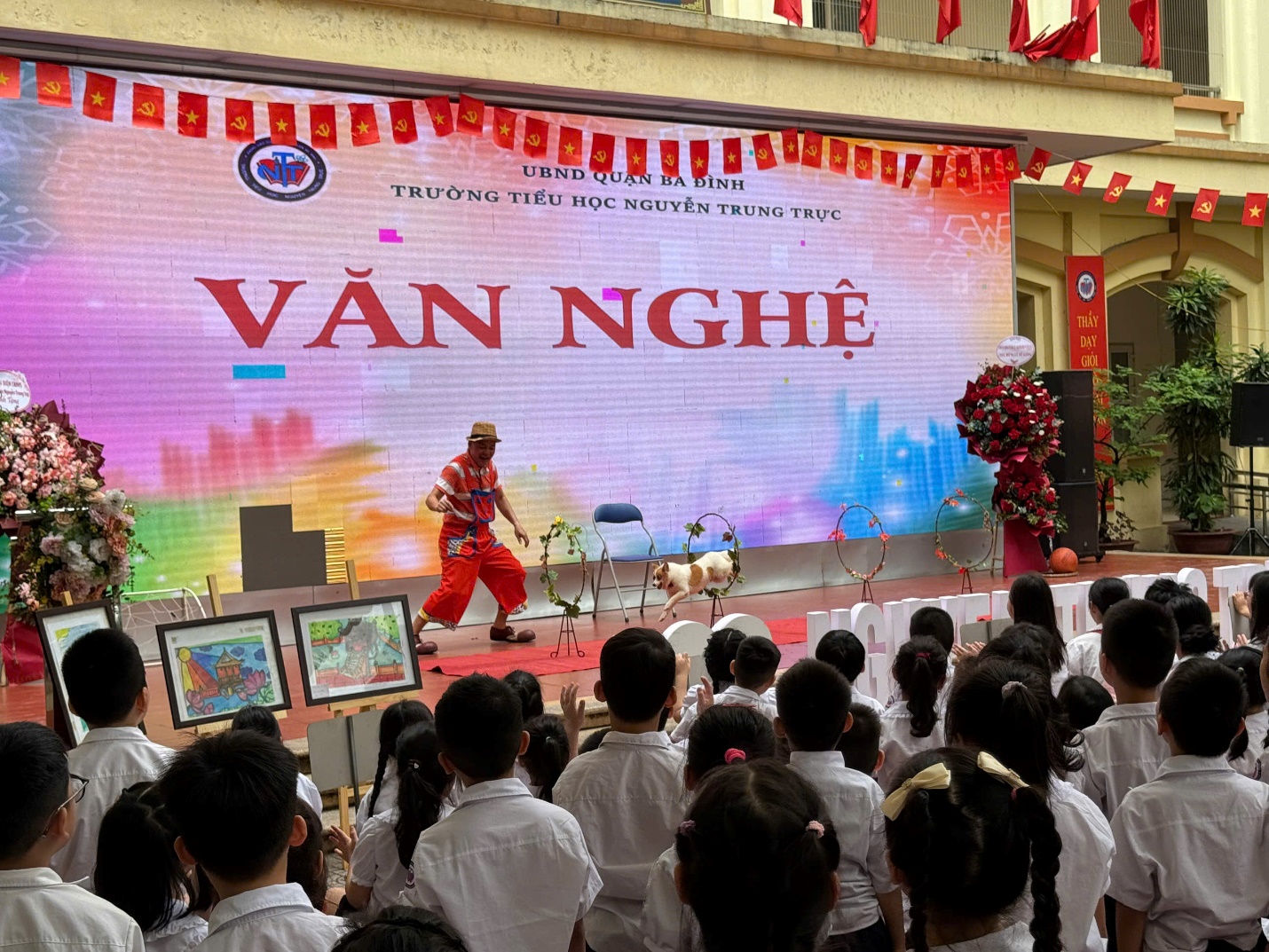 A group of kids watching a person on a stage

AI-generated content may be incorrect.