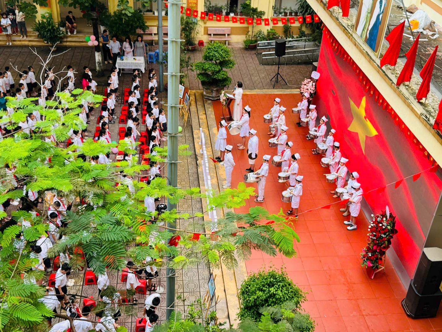 A group of people in white outfits performing a parade

AI-generated content may be incorrect.