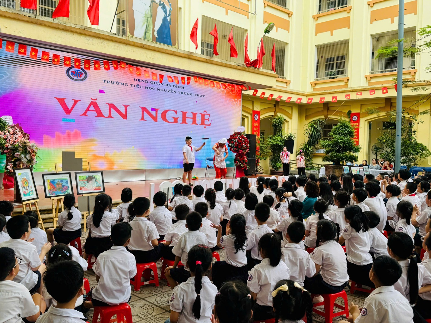 A group of children in a room with a large screen

AI-generated content may be incorrect.