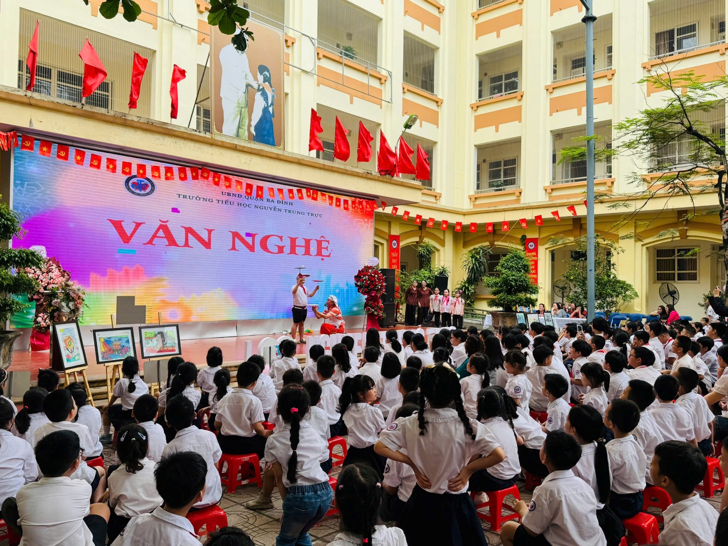 A group of people in a building

AI-generated content may be incorrect.