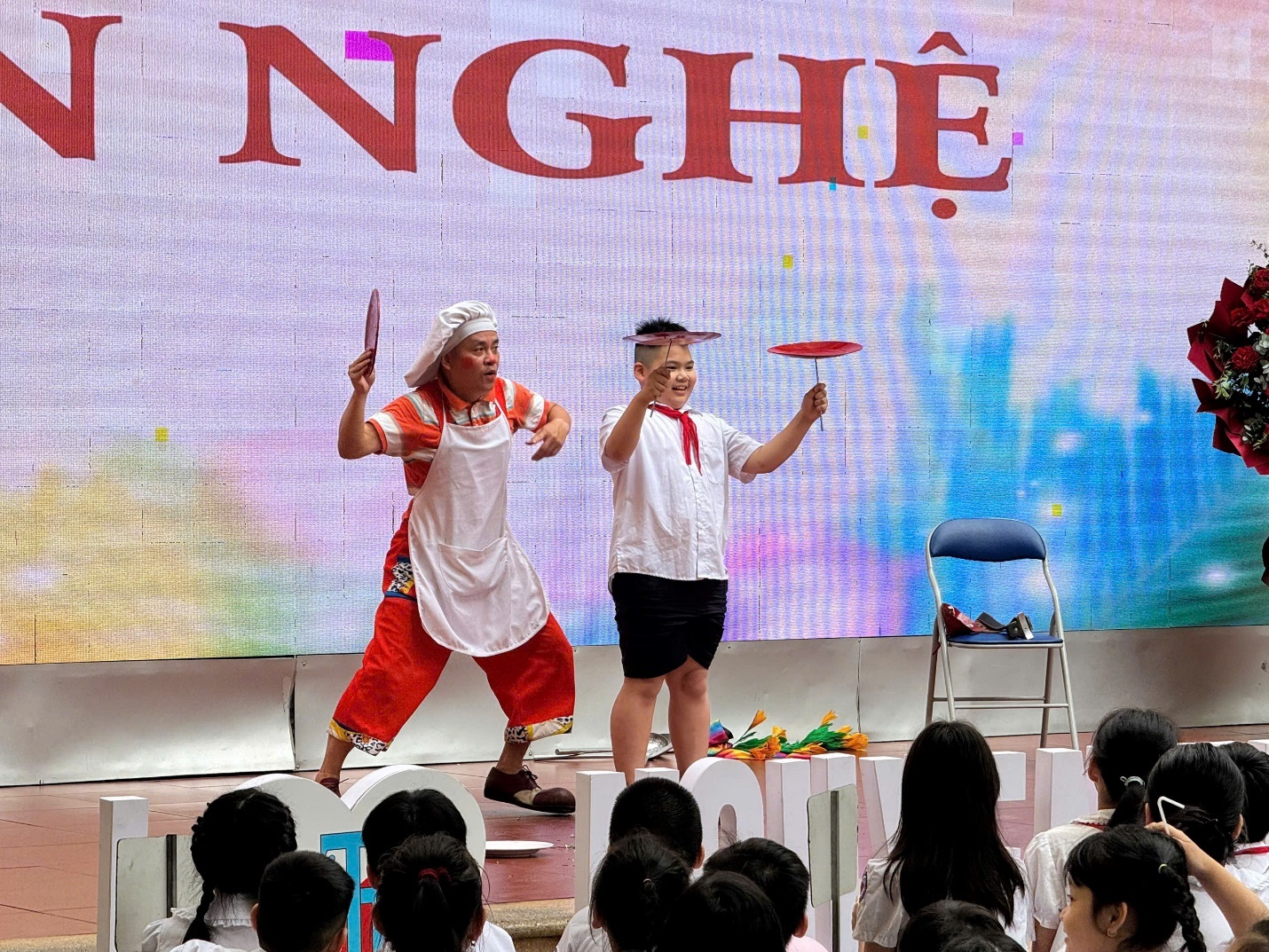 A group of people on a stage

AI-generated content may be incorrect.