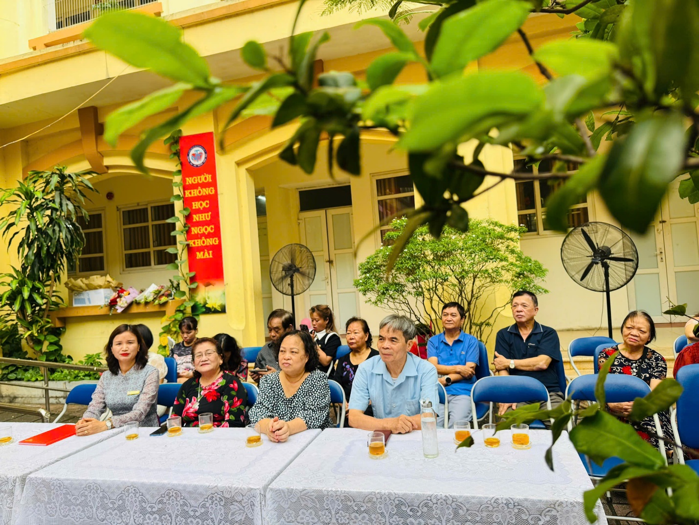 A group of people sitting at a table

AI-generated content may be incorrect.