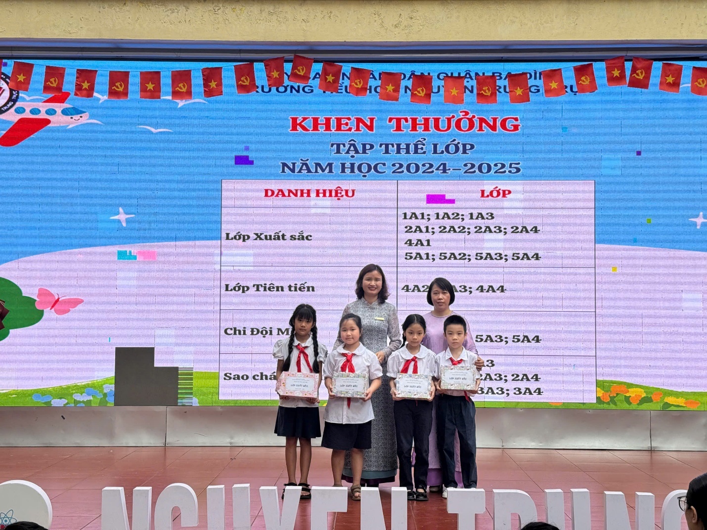 A group of children posing for a photo

AI-generated content may be incorrect.