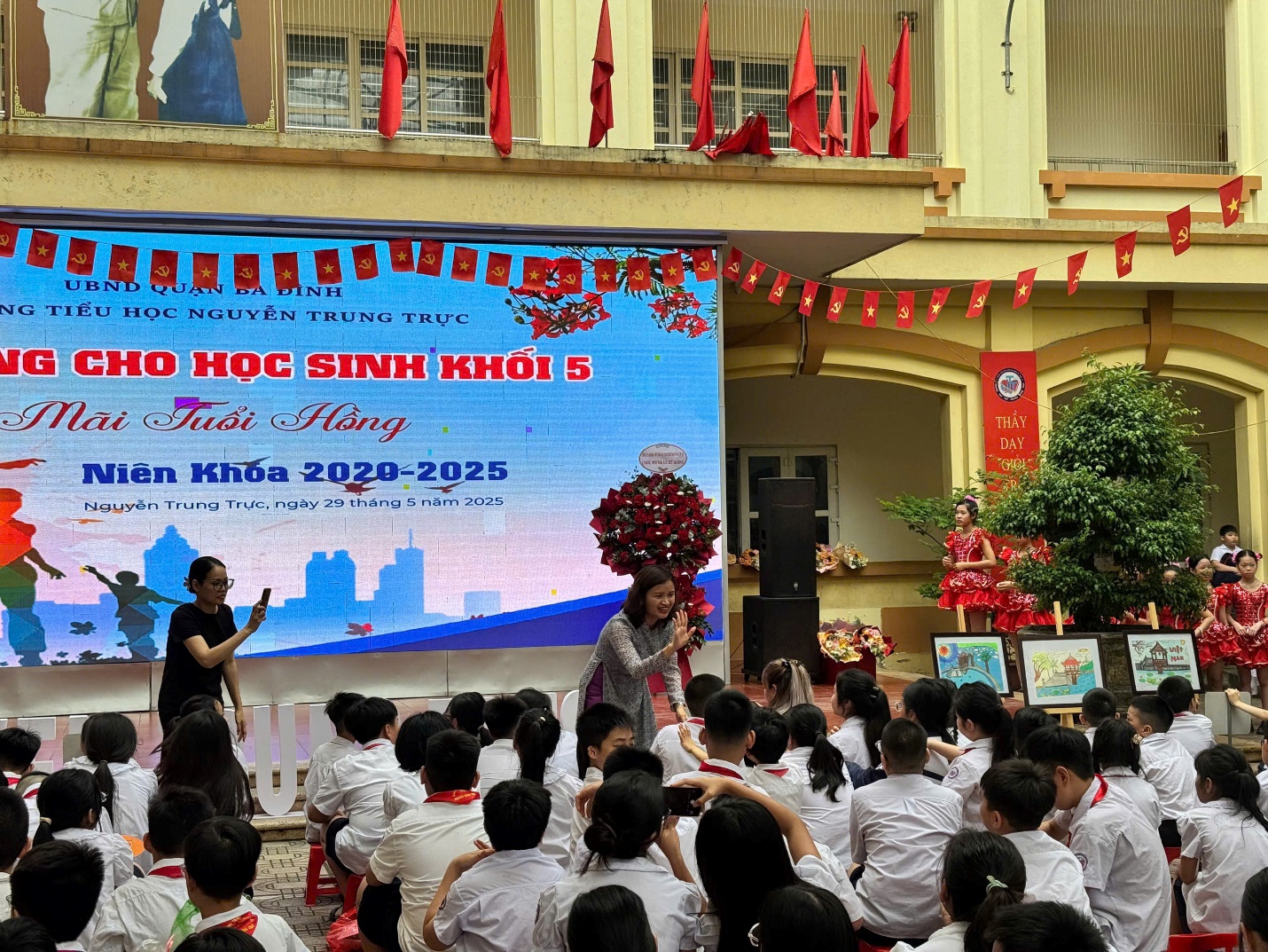 A group of children in front of a large screen

AI-generated content may be incorrect.