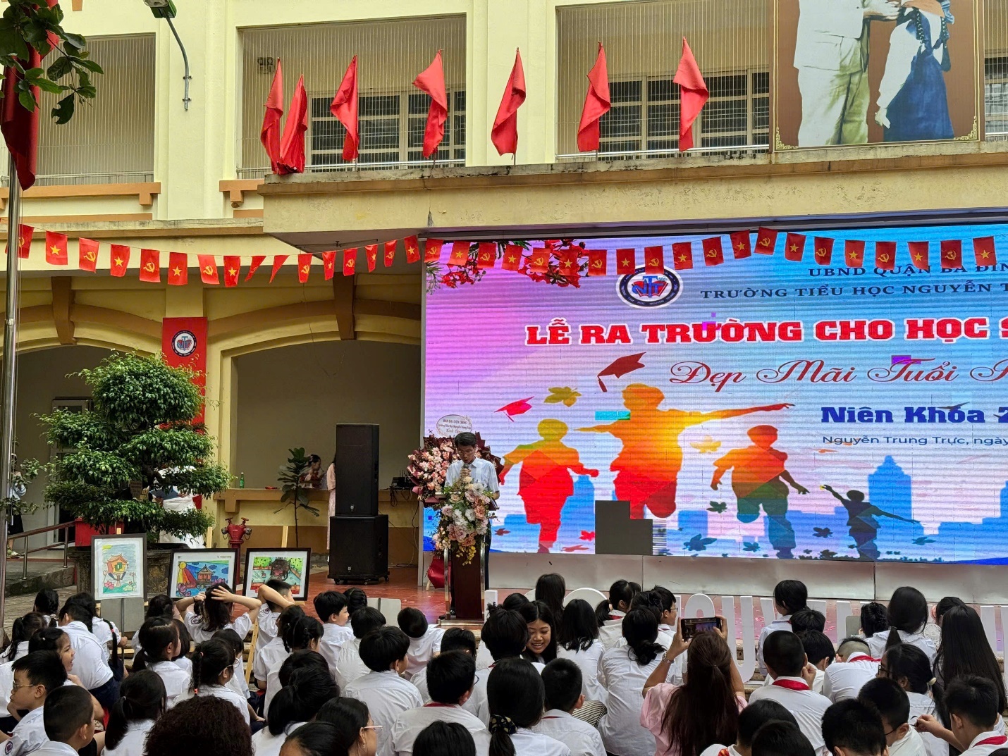 A group of people in front of a large screen

AI-generated content may be incorrect.