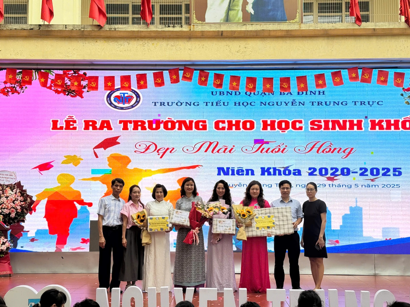 A group of people standing on a stage

AI-generated content may be incorrect.