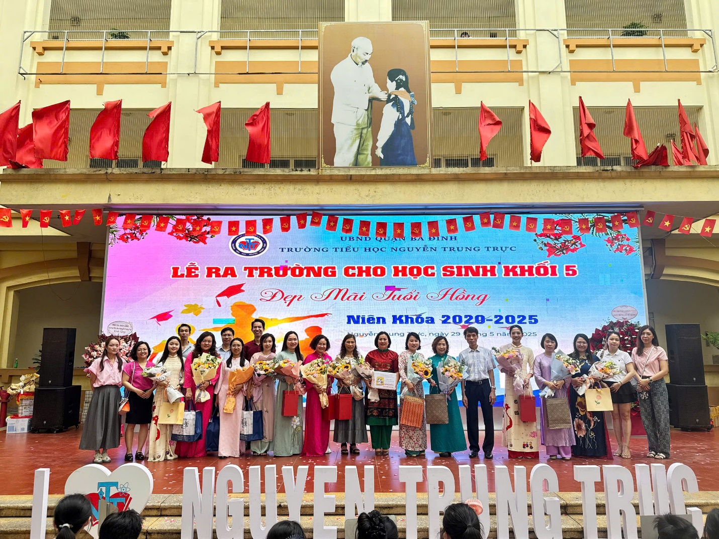 A group of people on a stage

AI-generated content may be incorrect.