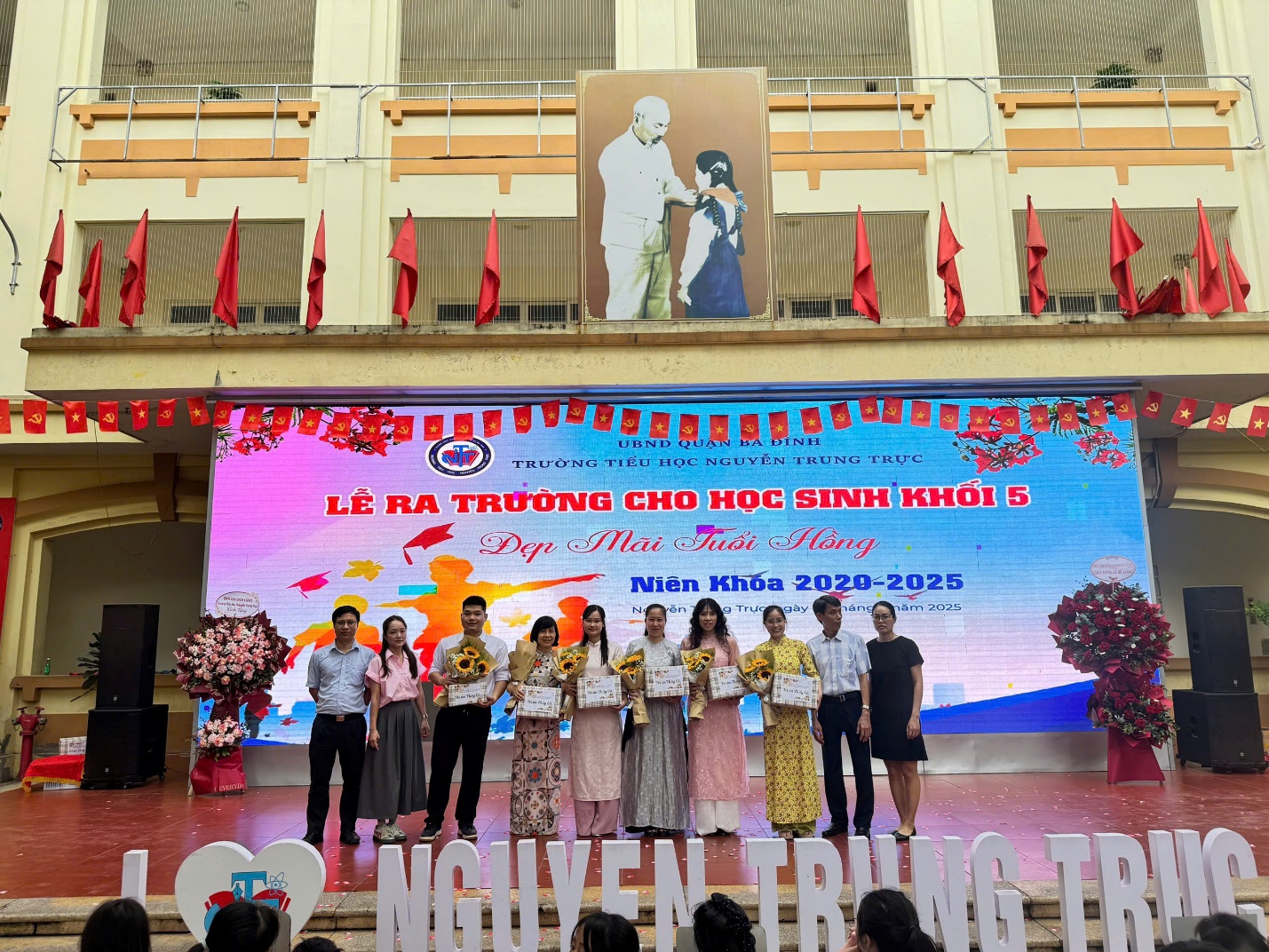 A group of people on a stage

AI-generated content may be incorrect.