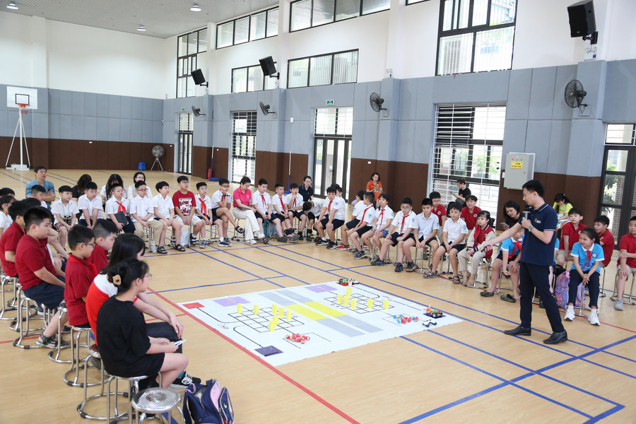 A group of people sitting in a room

AI-generated content may be incorrect.