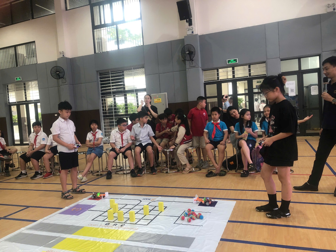 A group of people in a room

AI-generated content may be incorrect.