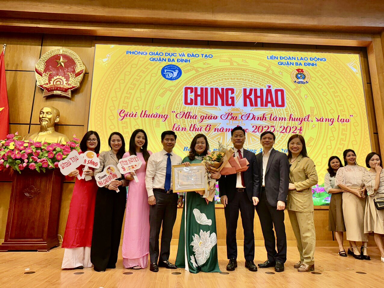 A group of people posing for a photo
AI-generated content may be incorrect.