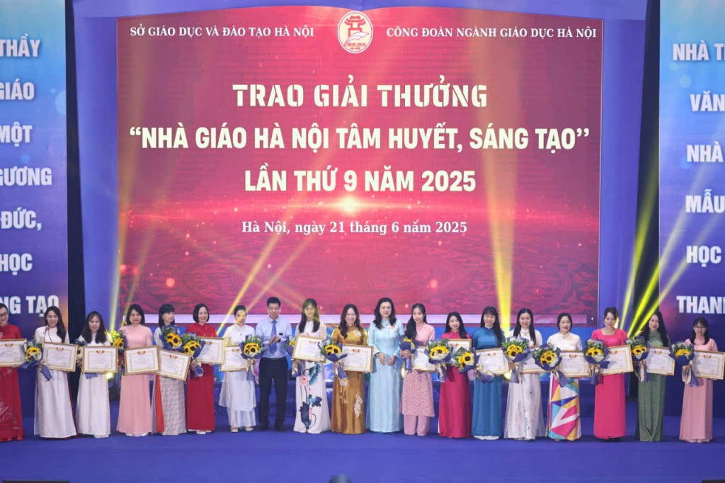 A group of women holding certificates
AI-generated content may be incorrect.