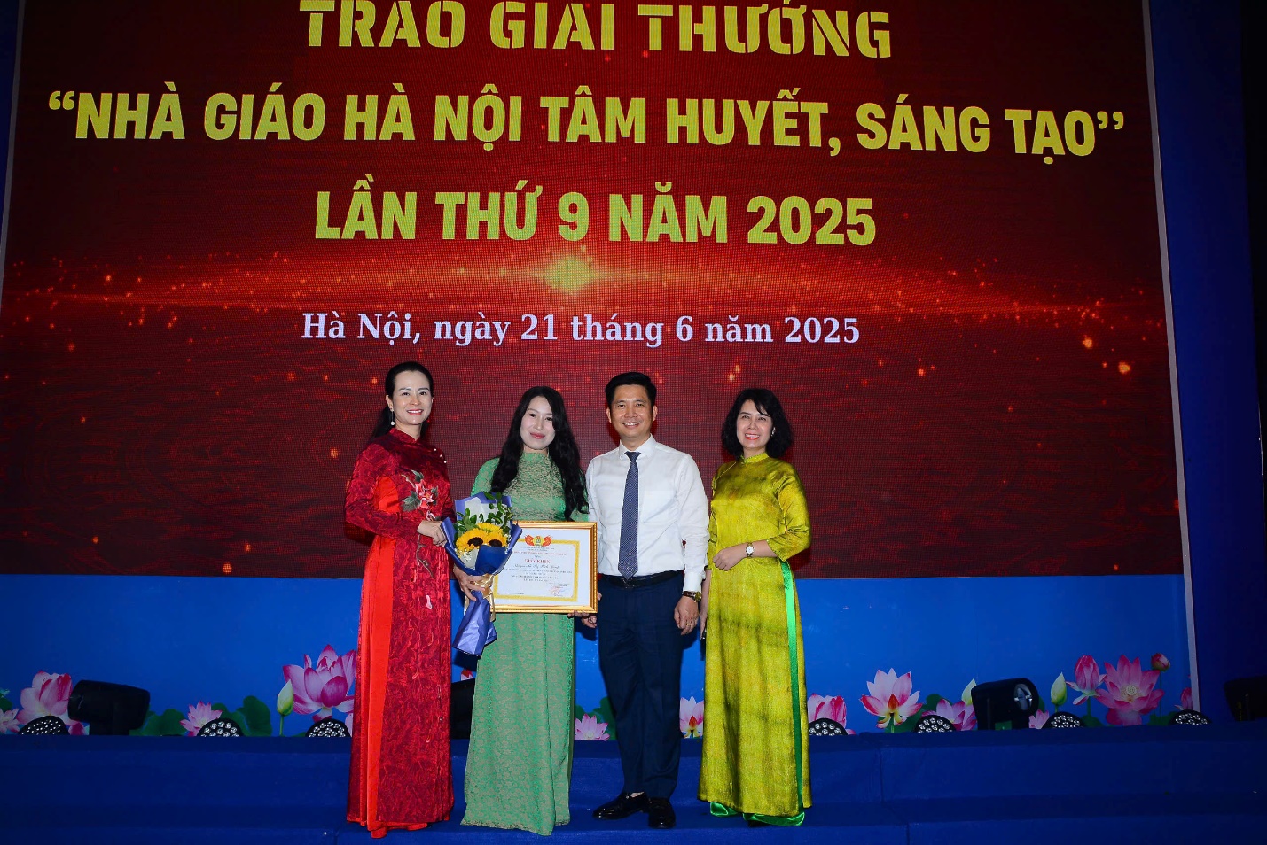 A group of people standing on a stage
AI-generated content may be incorrect.