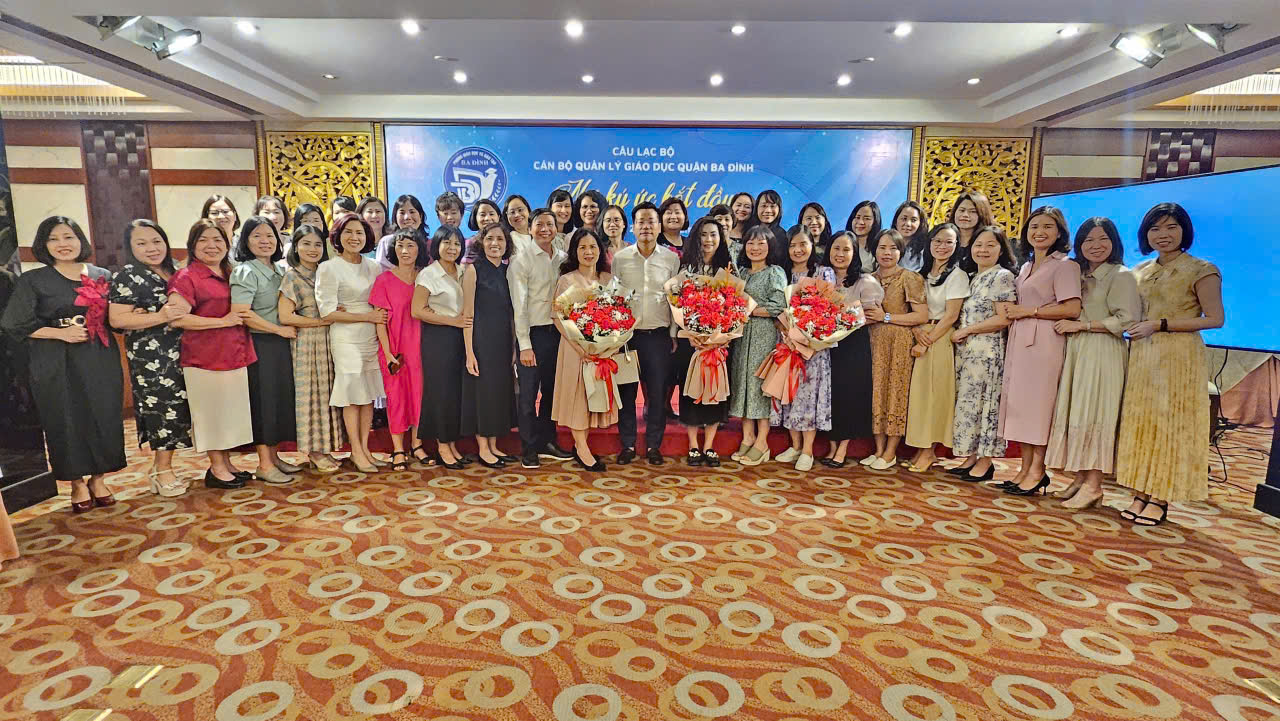 A group of people posing for a photo

AI-generated content may be incorrect.