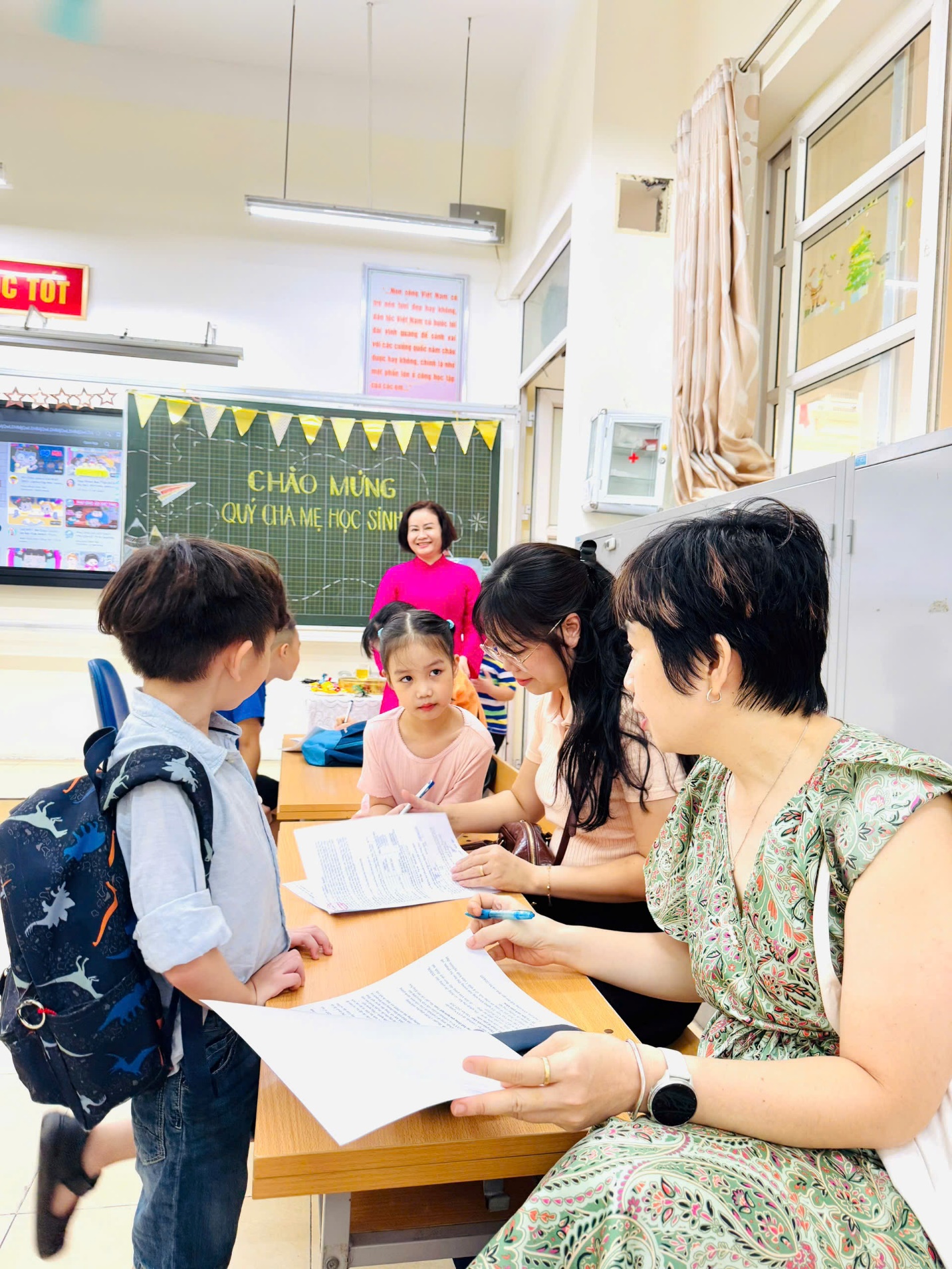 A group of people in a classroom

AI-generated content may be incorrect.