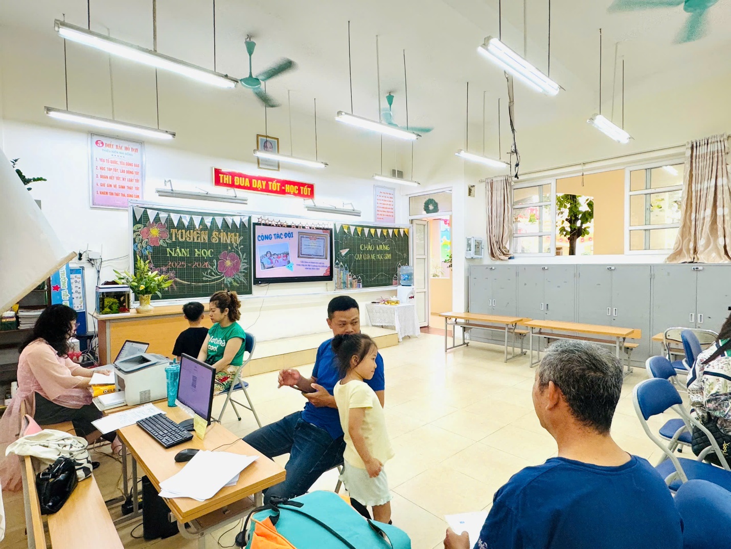 A group of people in a classroom

AI-generated content may be incorrect.