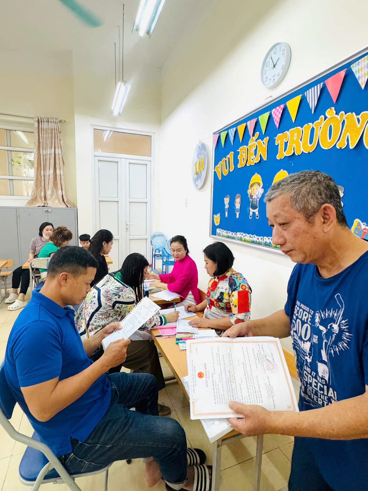 A group of people sitting at a table in a classroom

AI-generated content may be incorrect.