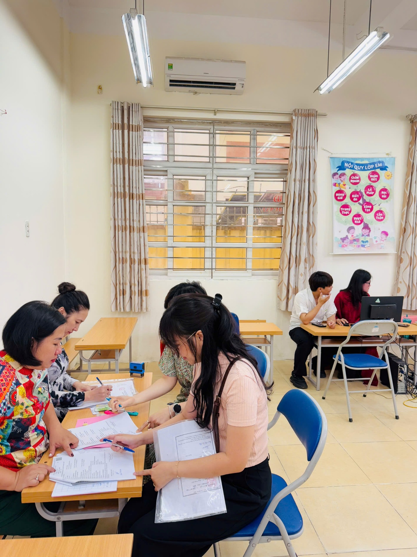 A group of people in a classroom

AI-generated content may be incorrect.