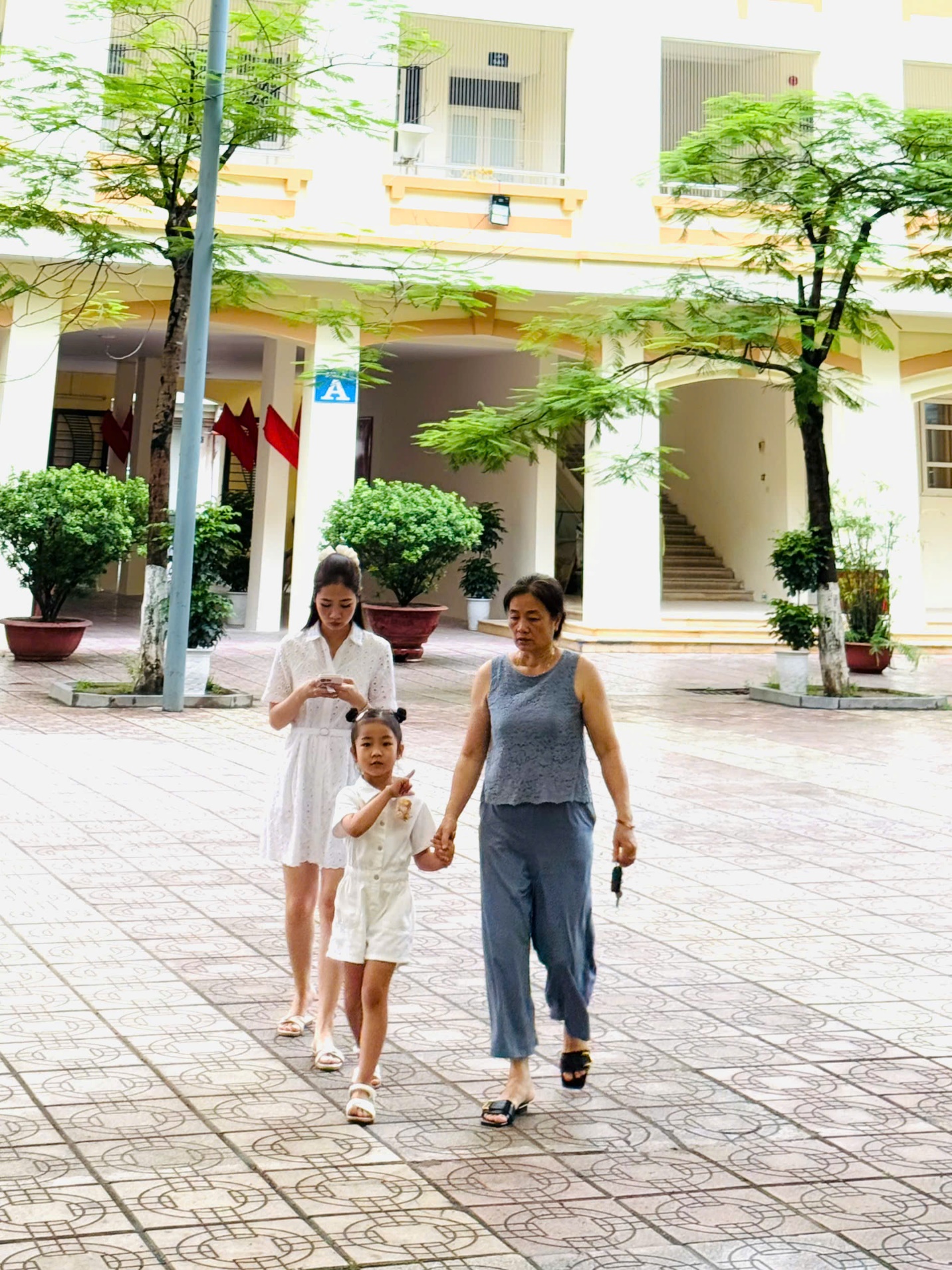 A group of women walking on a sidewalk

AI-generated content may be incorrect.
