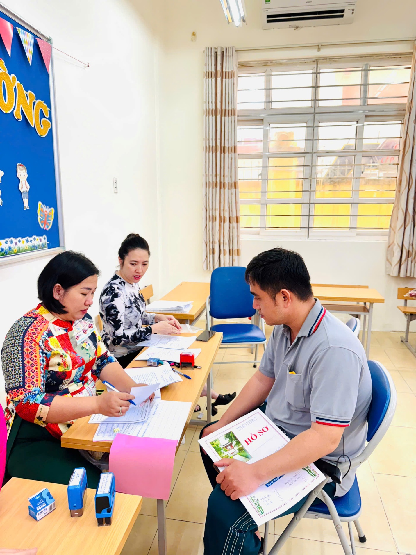 A group of people sitting at desks in a classroom

AI-generated content may be incorrect.