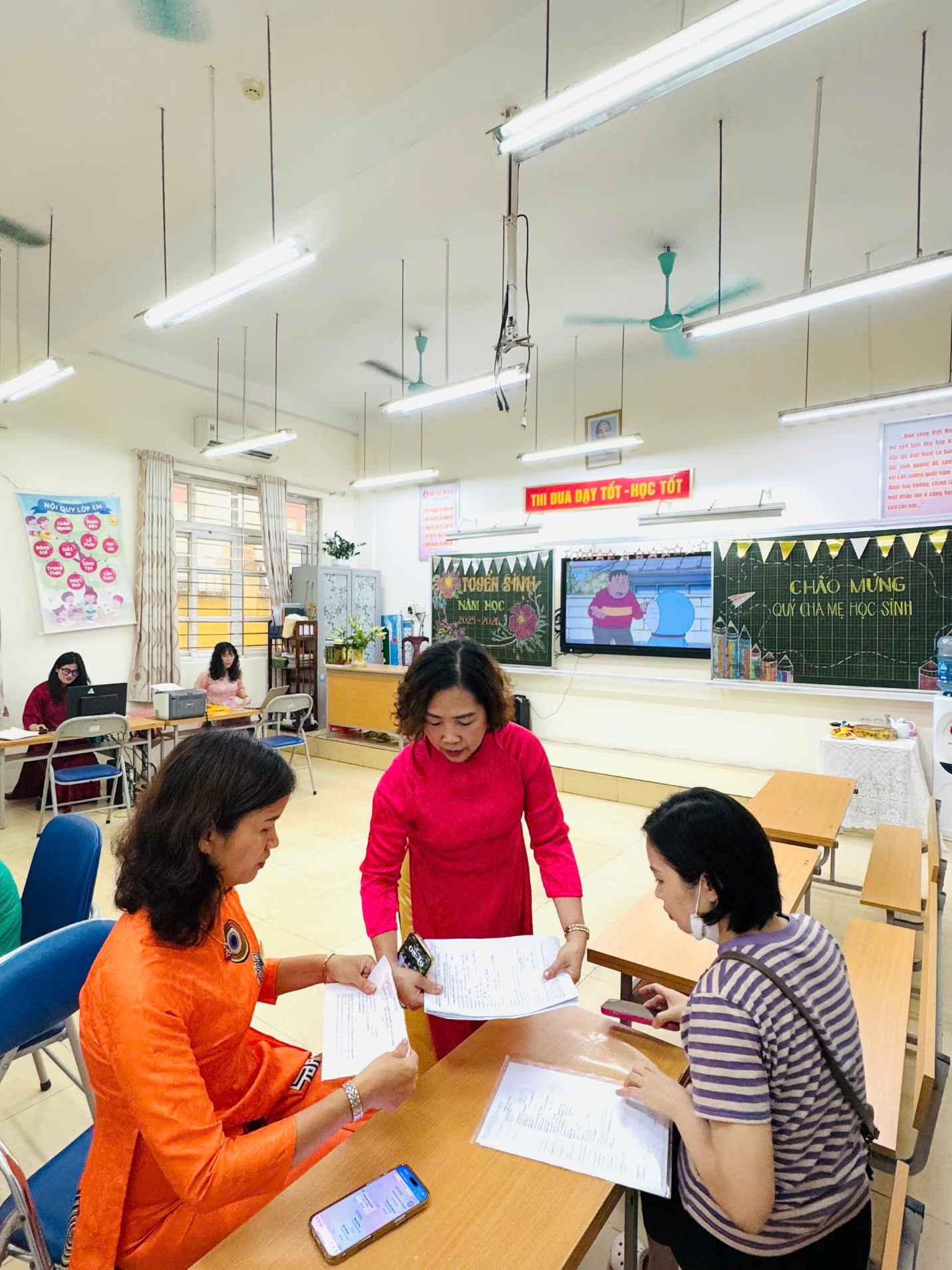 A group of women in a classroom

AI-generated content may be incorrect.